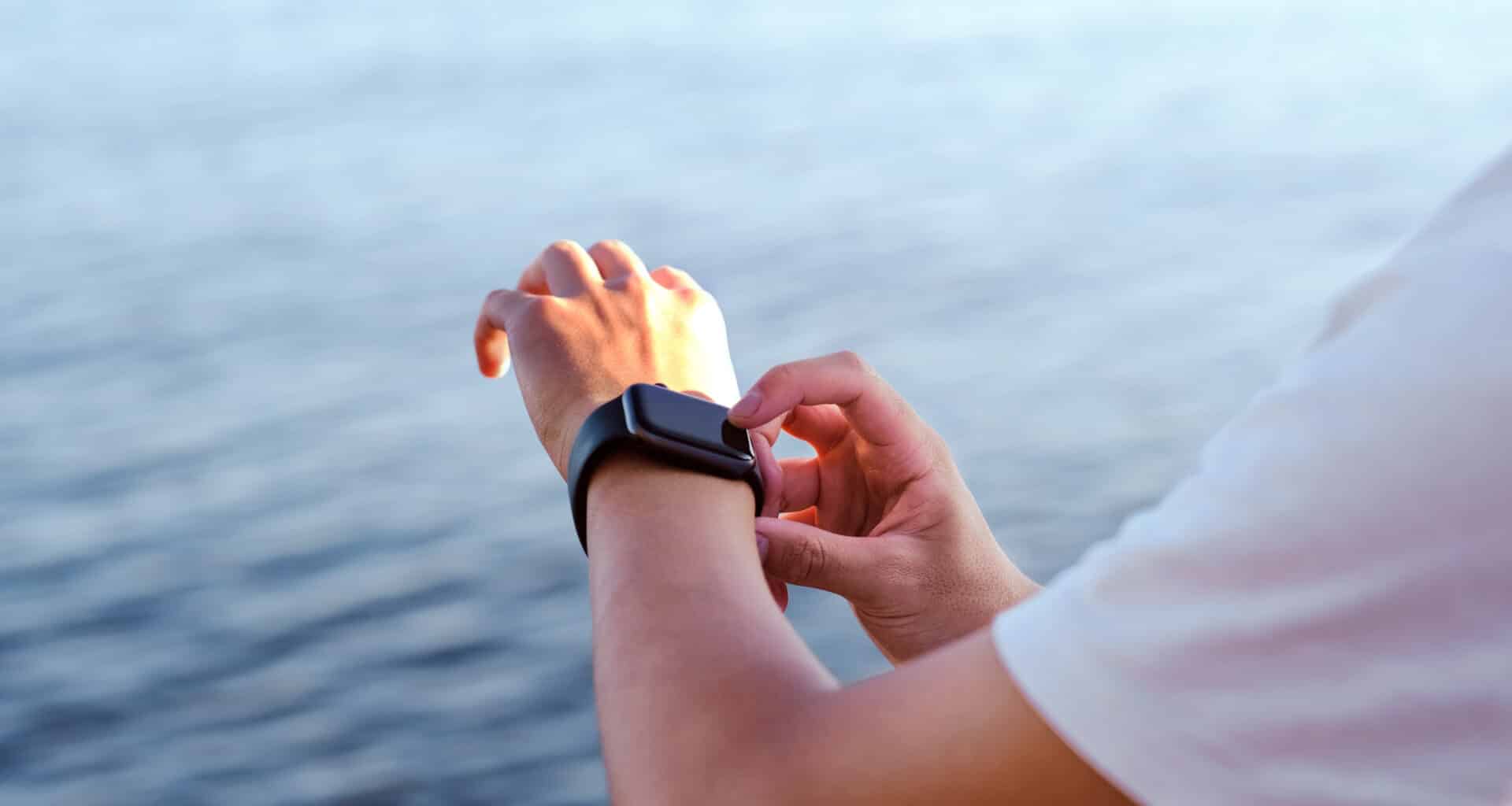 Engenheiro executando o conserto de apple watch em recife no laboratório da Conecta Phone