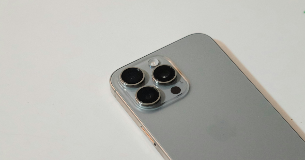 celular com tela trincada