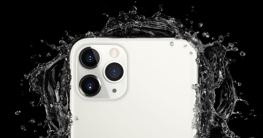 Especialista da Conecta Phone ensinando a forma correta de como tirar água do iphone e evitar a oxidação no Recife