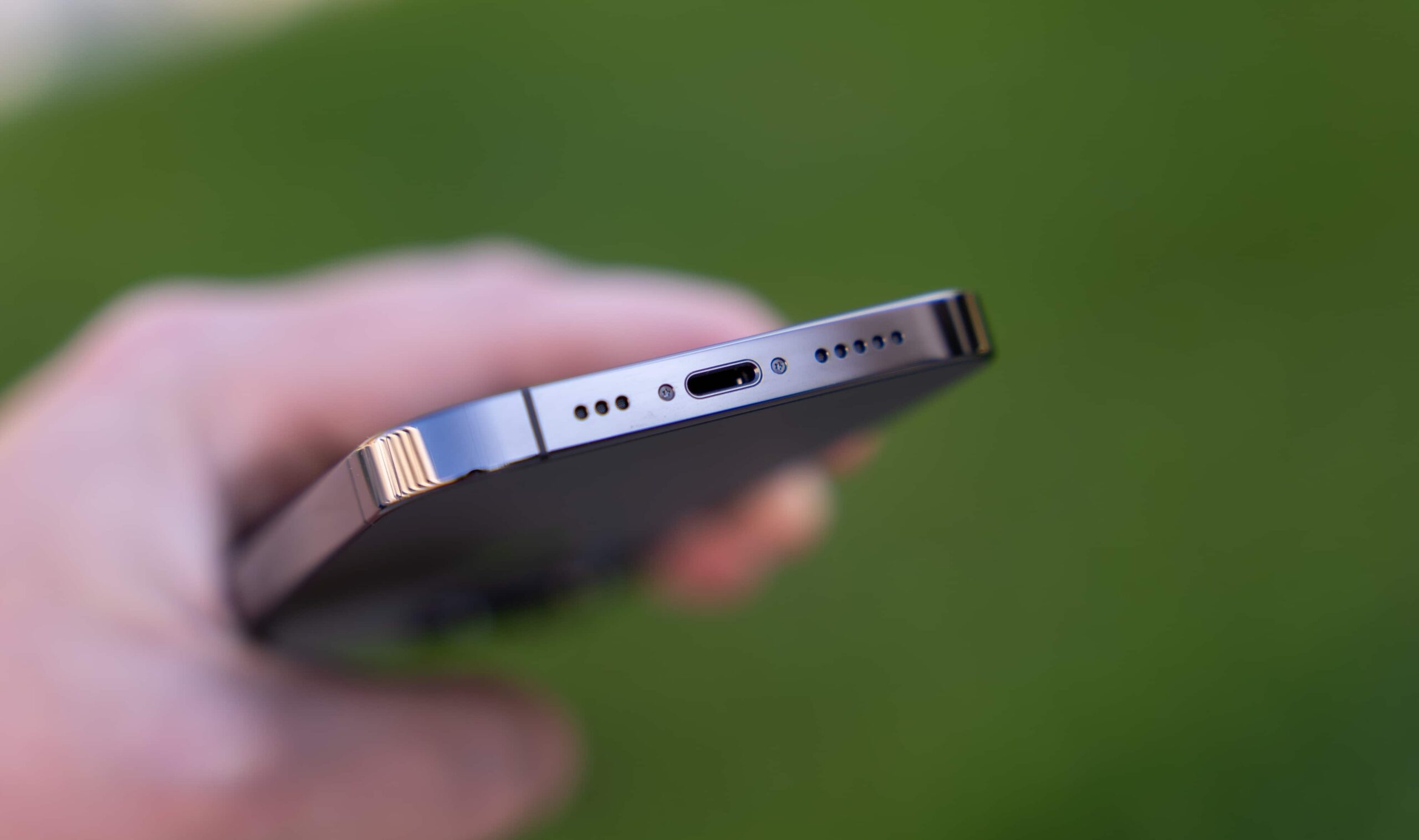 Especialista da Conecta Phone ensinando a técnica de como limpar alto falante do iphone com segurança no Recife