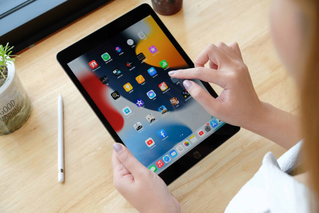 Engenheiro da Conecta Phone realizando a troca de tela ipad 9 com segurança no laboratório em Recife