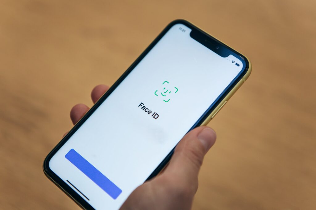 Especialista realizando o conserto de iphone em recife após o aparelho cair na água na Conecta Phone