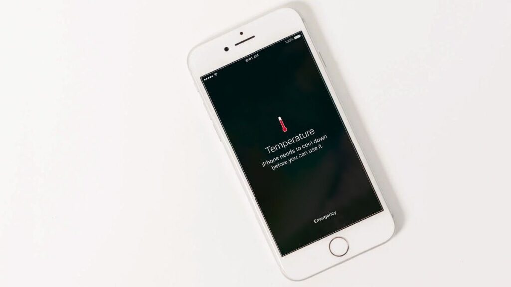 Engenheiros da Conecta Phone investigando o motivo do iphone esquentando muito com câmera térmica no Recife