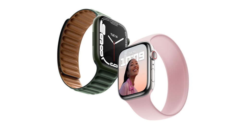 Técnico especialista preparando a troca de vidro apple watch series 7 no laboratório da Conecta Phone