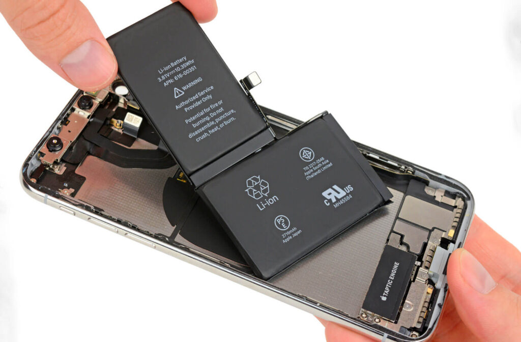 Especialista realizando a troca de bateria iphone 12 de forma segura no laboratório da Conecta Phone