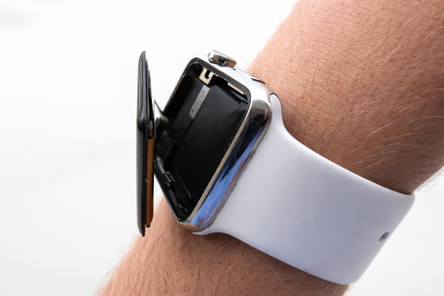 Apple Watch com a tela descolando