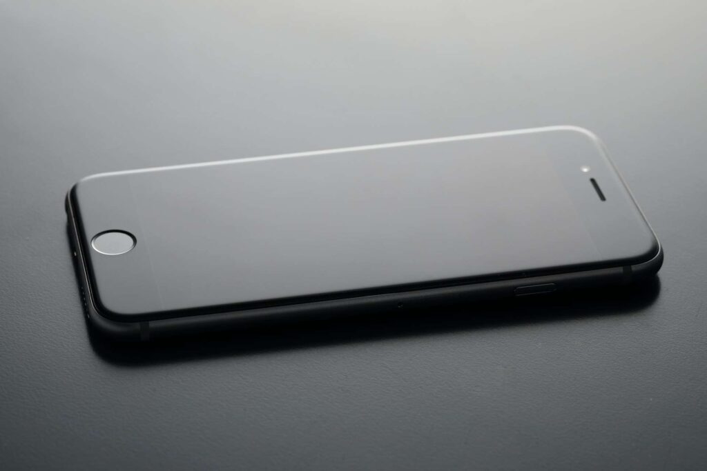Técnico descobrindo por que o iphone desligou e não liga mais no laboratório da Conecta Phone