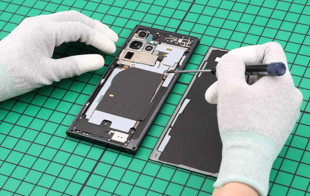 Bancada de laboratório da assistência técnica samsung em recife realizando a troca de bateria estufada