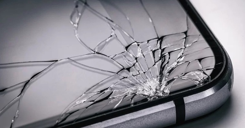 Especialista realizando a troca de tela de iphone 11 no laboratório da Conecta Phone