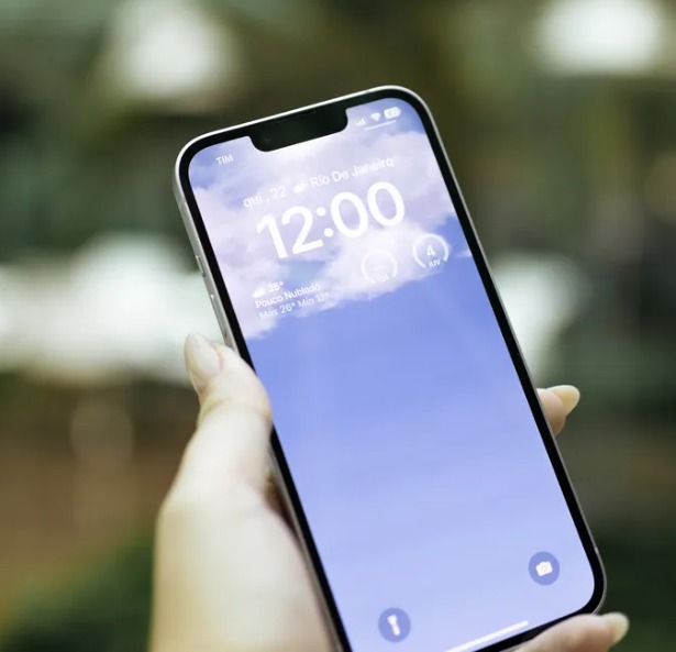 Técnico da Conecta Phone avaliando por que meu iphone travou na tela de bloqueio