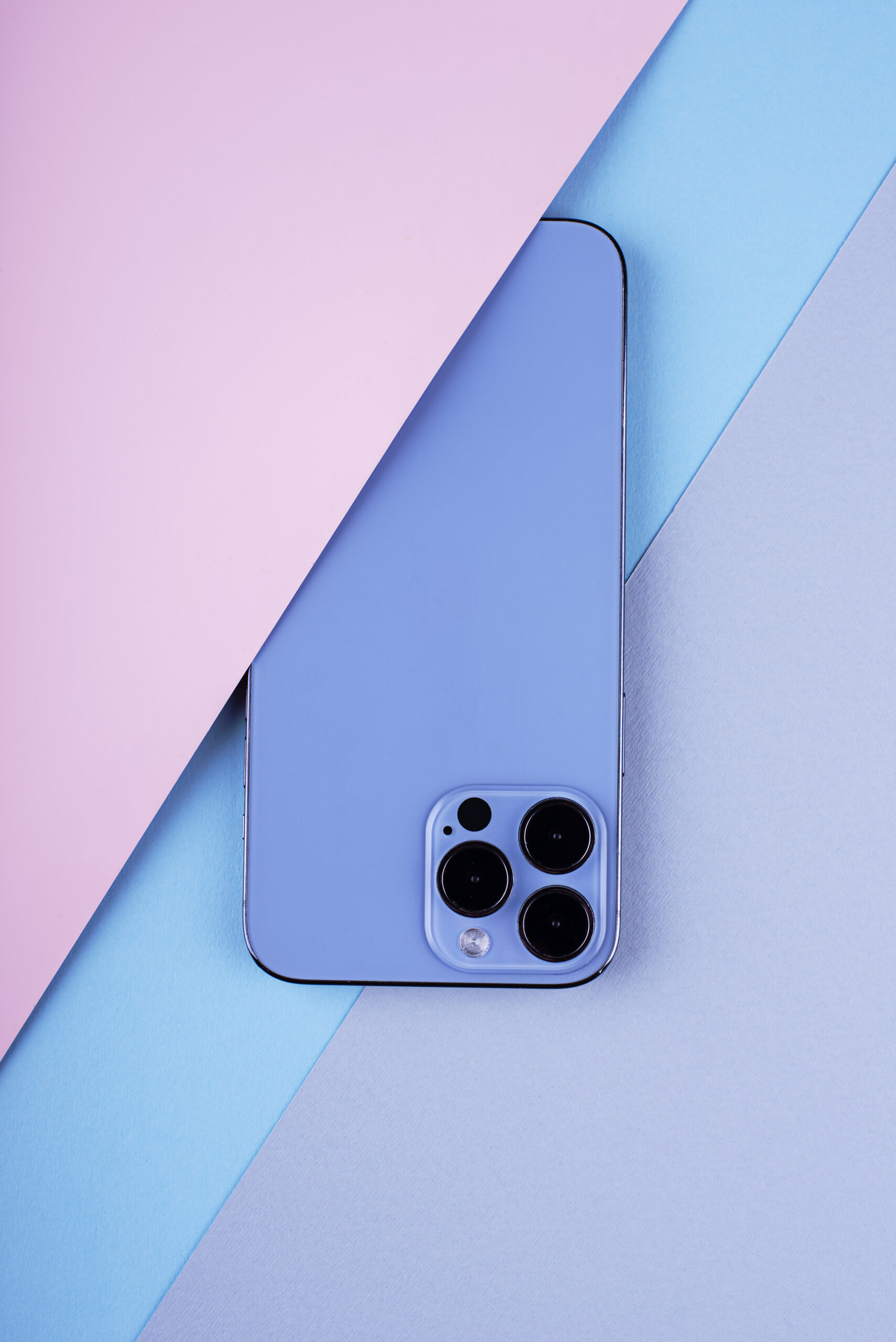 Engenheiro especialista realizando a troca segura da bateria iphone 13 pro max no laboratório da Conecta Phone em Recife