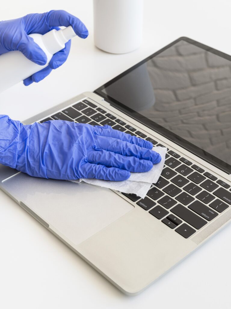 Especialista ensinando como limpar tela de macbook da forma correta sem arranhar no laboratório da Conecta Phone