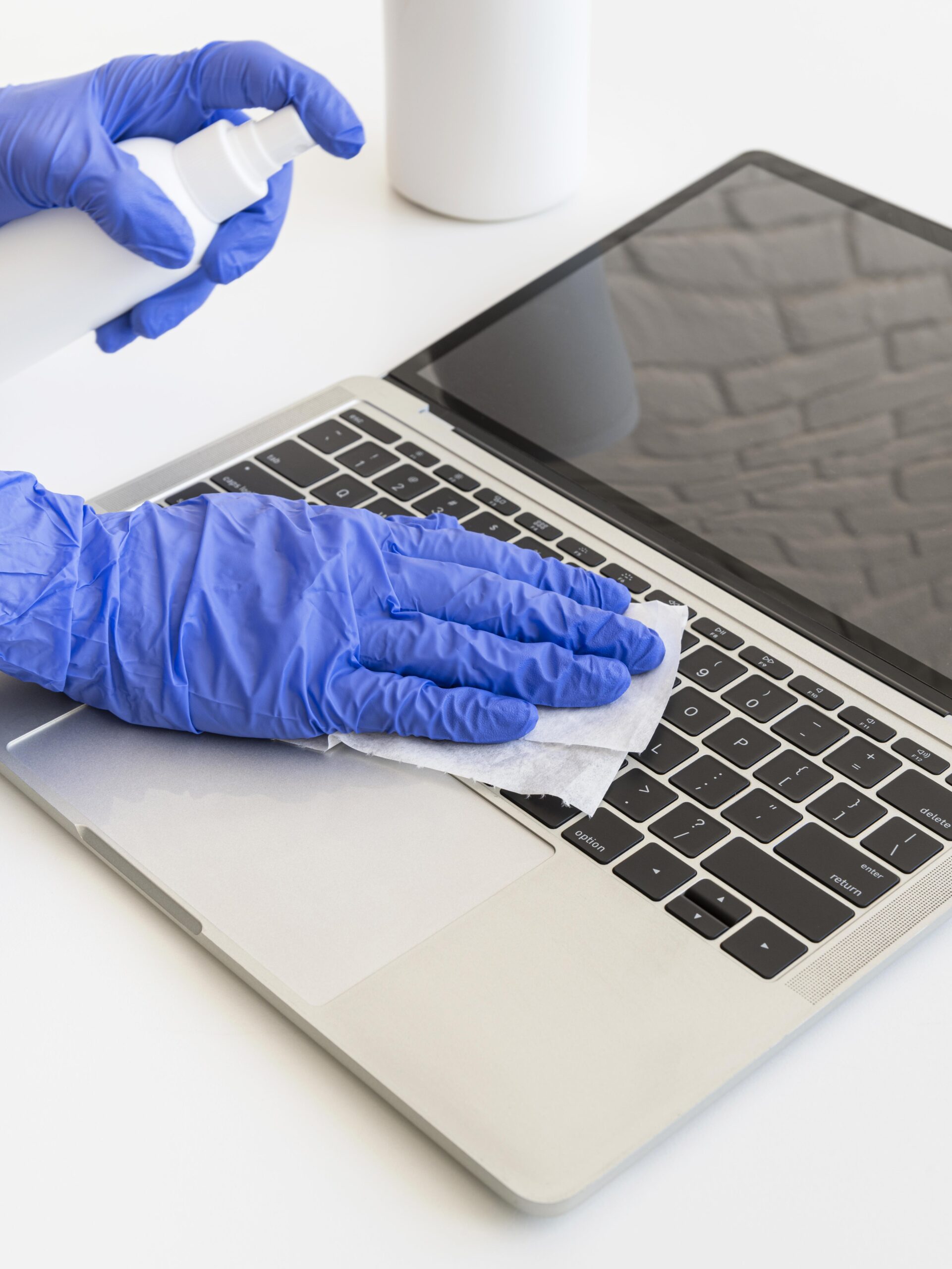 Especialista ensinando como limpar tela de macbook da forma correta sem arranhar no laboratório da Conecta Phone