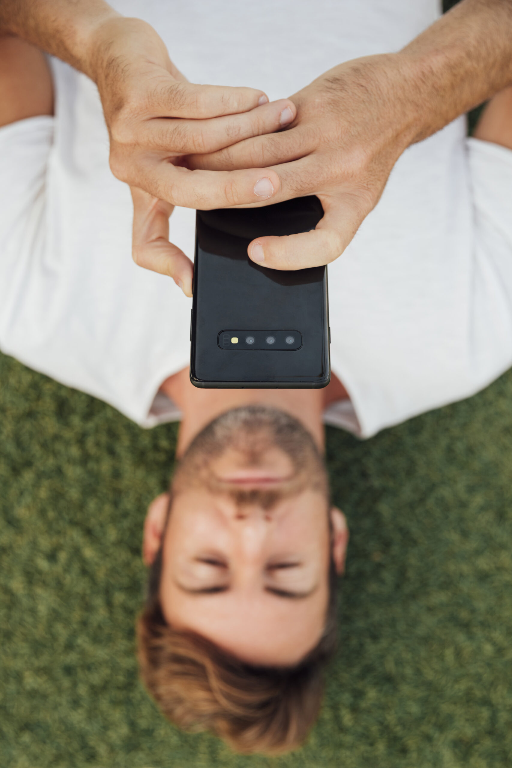 Especialistas da Conecta Phone ensinando como economizar bateria no android no laboratório em Recife