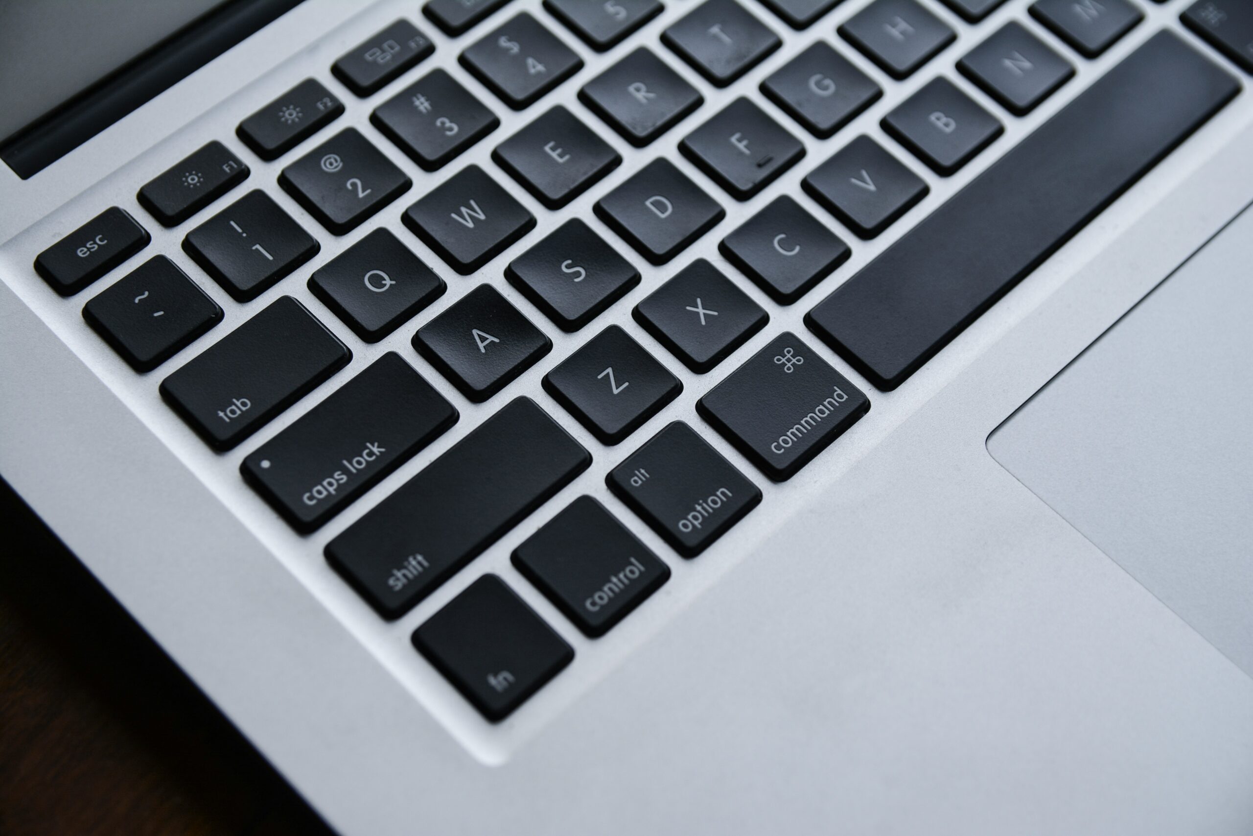 teclado do Macbook com teclas travadas